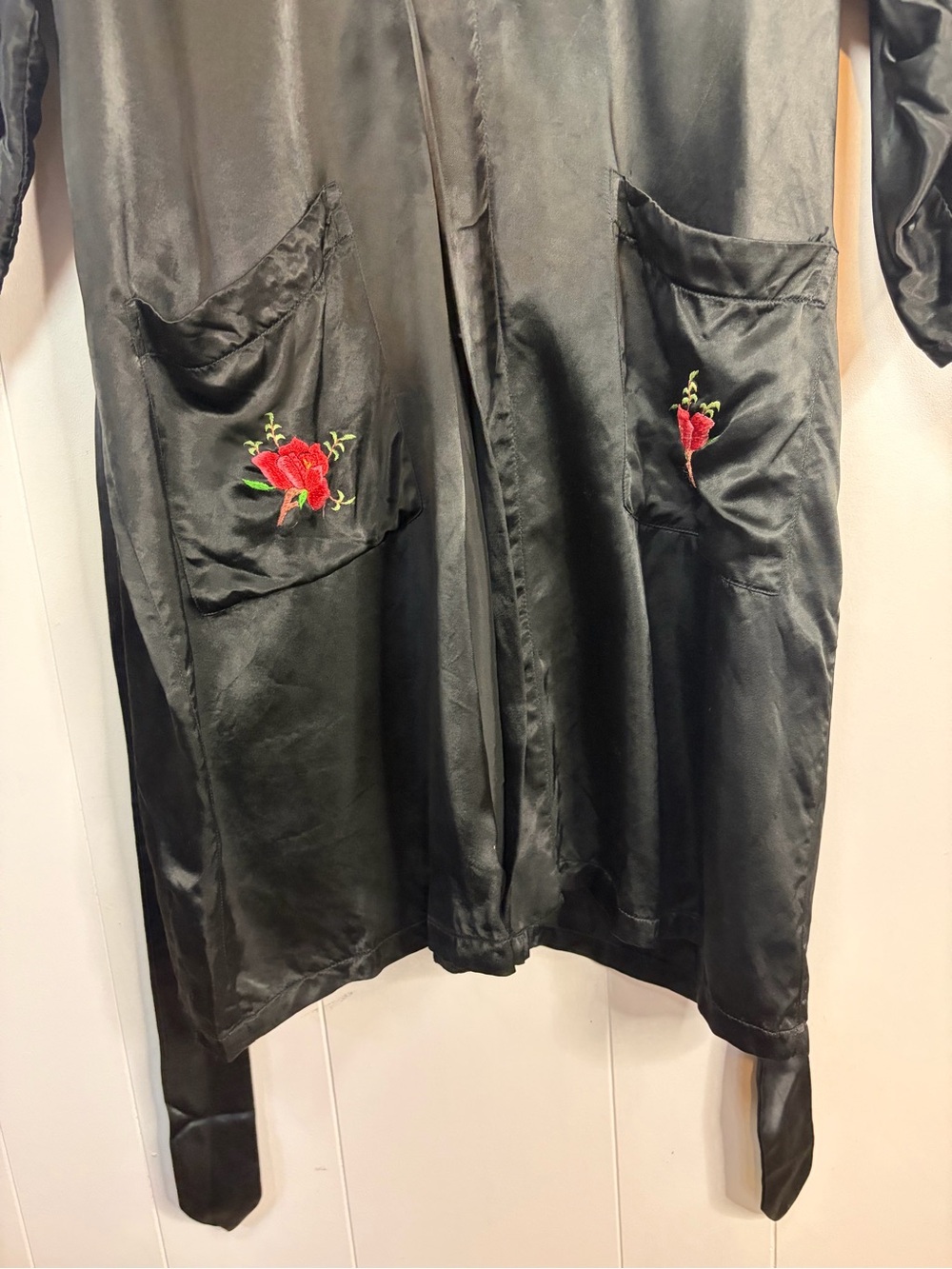 Vintage Chinese Black Satin Kimono Robe Embroidered Birds Roses Lounge medium - Picture 6 of 10